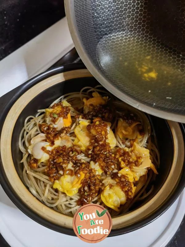 Scallops with Minced Garlic and Sweet Potato in Pot