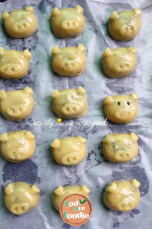 Cute little pig head moon cake