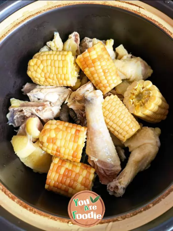 Stewed stone olive chicken soup with glutinous corn