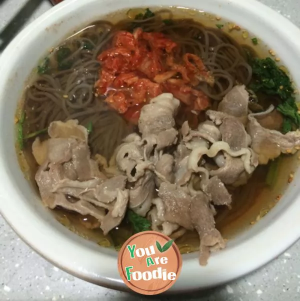 Cold-noodles-with-mutton-slices-in-hot-soup