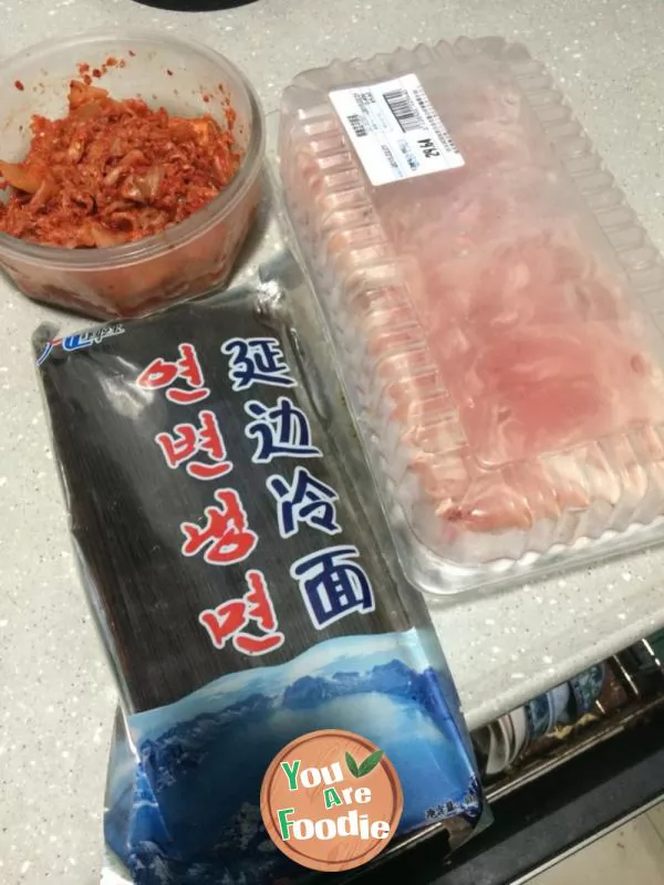 Cold noodles with mutton slices in hot soup