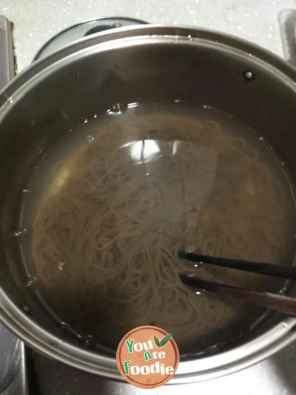 Cold noodles with mutton slices in hot soup