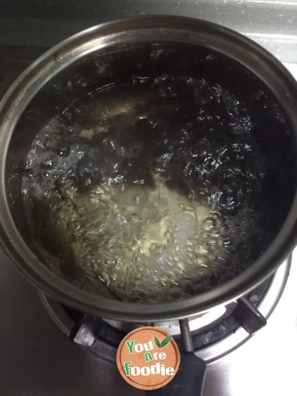 Cold noodles with mutton slices in hot soup