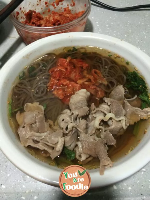 Cold noodles with mutton slices in hot soup