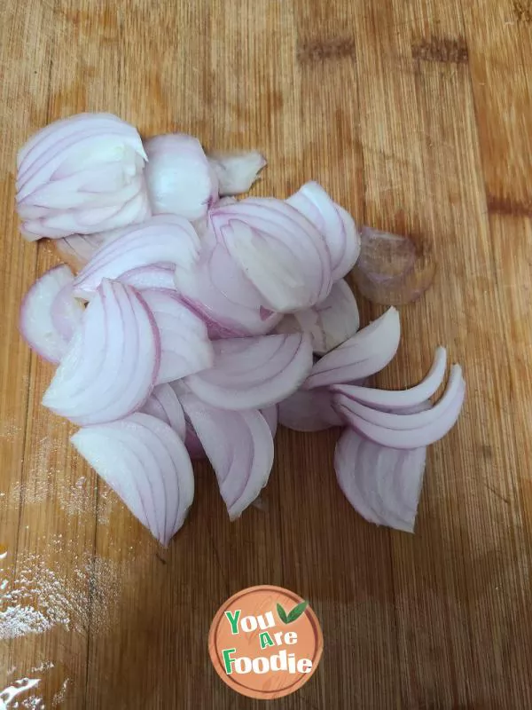 Stir fried red cabbage with onions and fungus