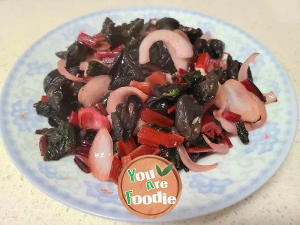 Stir fried red cabbage with onions and fungus