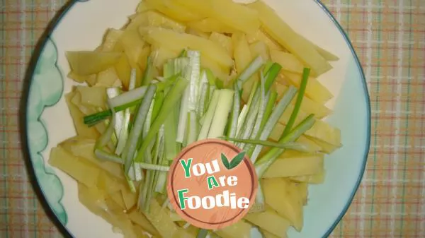 Spicy shredded potato chips with Scallion