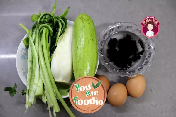 Steamed stuffed buns with eggs and vegetables