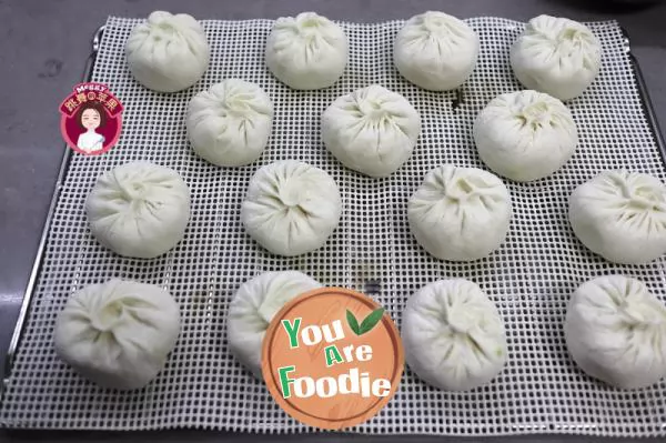 Steamed stuffed buns with eggs and vegetables