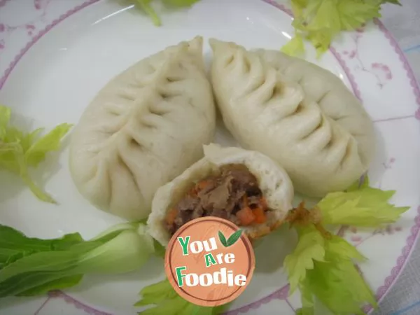 Steamed bun with mushrooms, pork and willow leaves