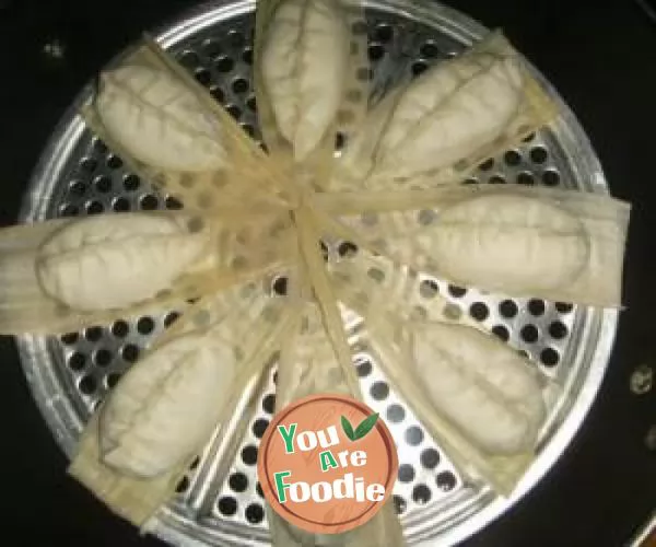 Steamed bun with mushrooms, pork and willow leaves