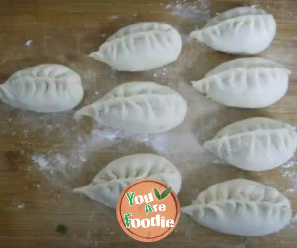 Steamed bun with mushrooms, pork and willow leaves