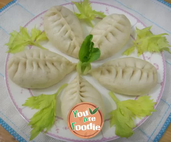 Steamed bun with mushrooms, pork and willow leaves