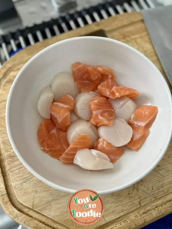 Salmon with scallops in cold sauce