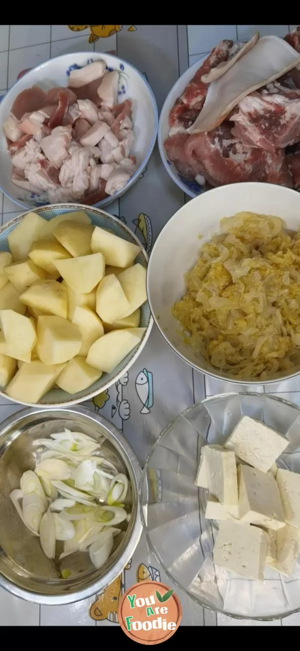 Stewed Pickled Cabbage with Pig Bone in Iron Pot