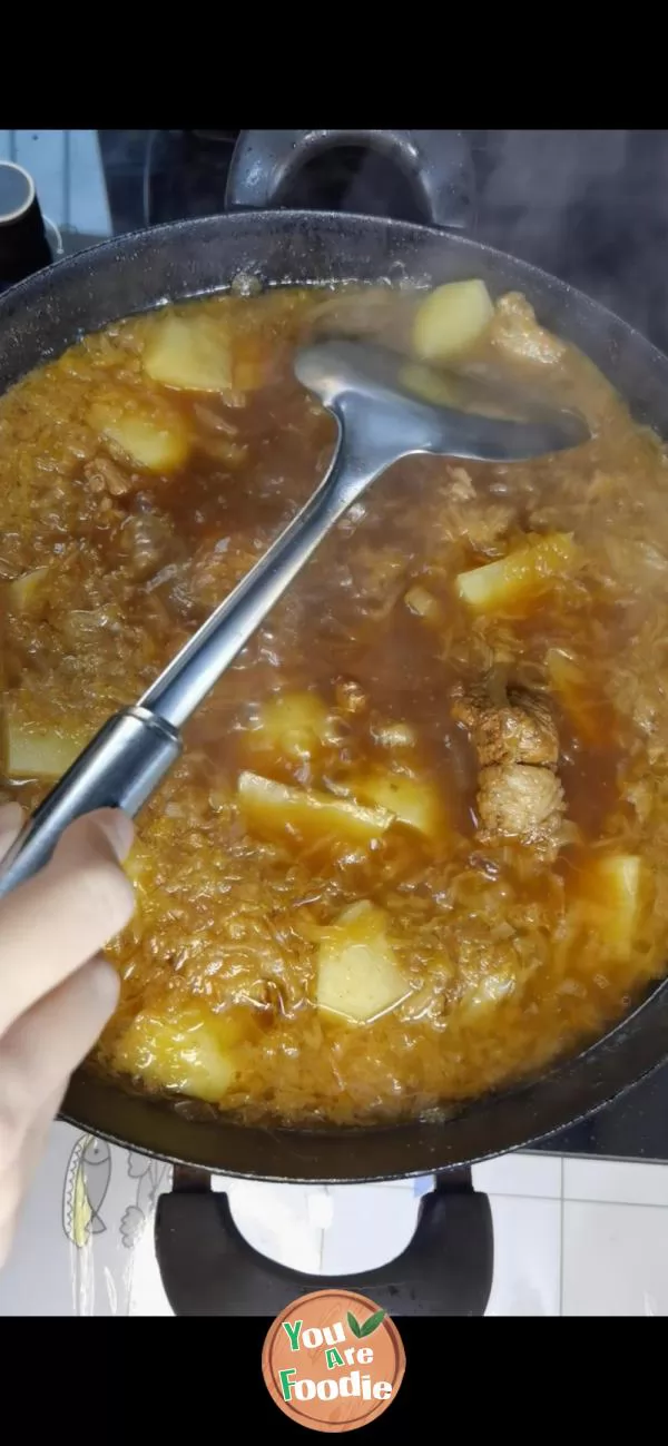 Stewed Pickled Cabbage with Pig Bone in Iron Pot