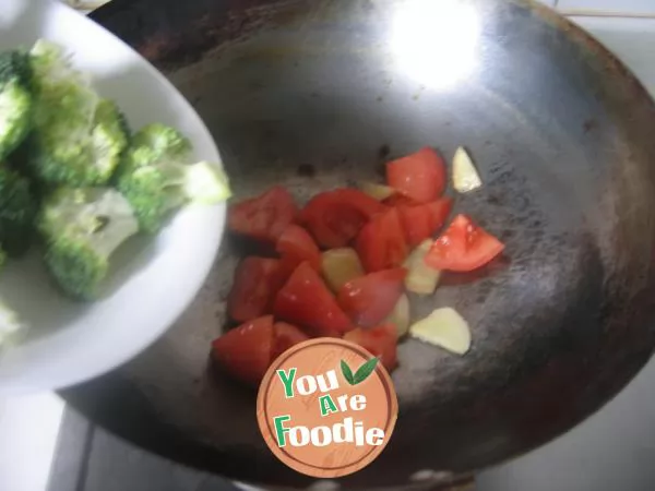 Broccoli tomato pork liver soup