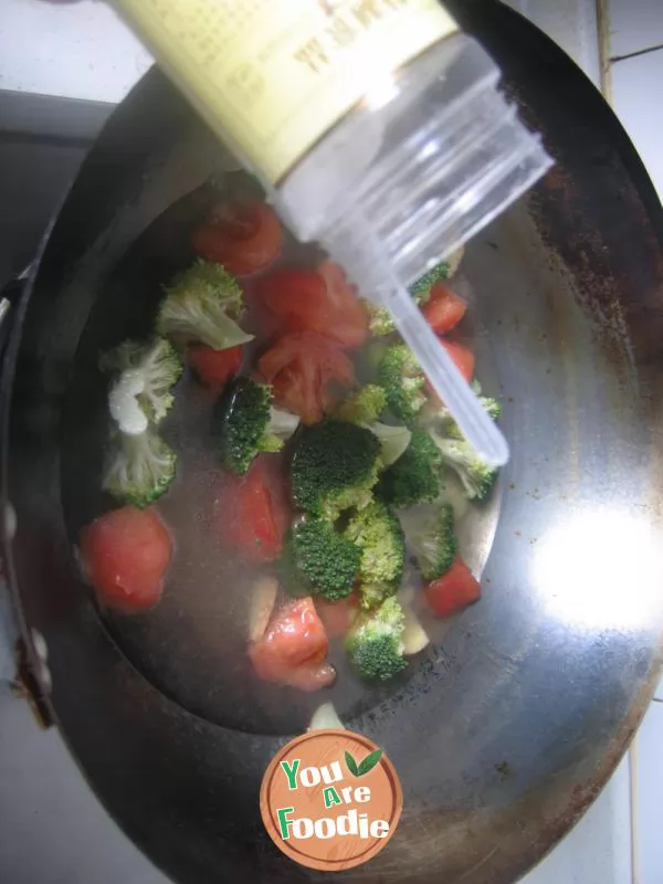 Broccoli tomato pork liver soup