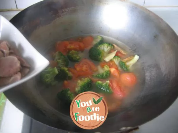 Broccoli tomato pork liver soup
