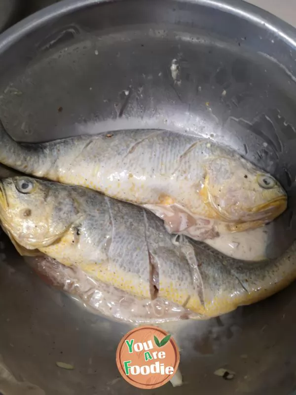 Fried yellow croaker