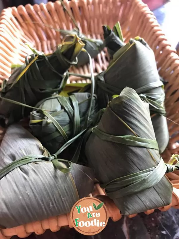 Zongzi stuffed with jujube paste