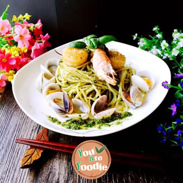 Noodles-with-seafood-and-green-sauce