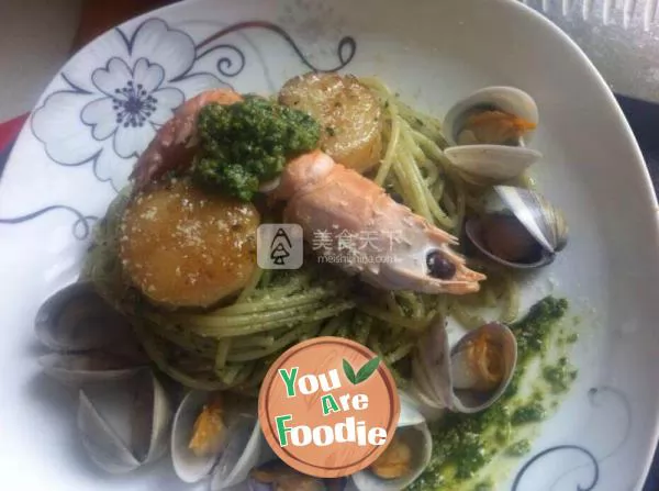 Noodles with seafood and green sauce