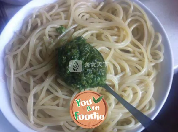 Noodles with seafood and green sauce