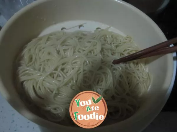 Homemade cold noodles with saliva