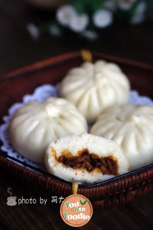 Steamed-pork-bun-with-mushroom-sauce