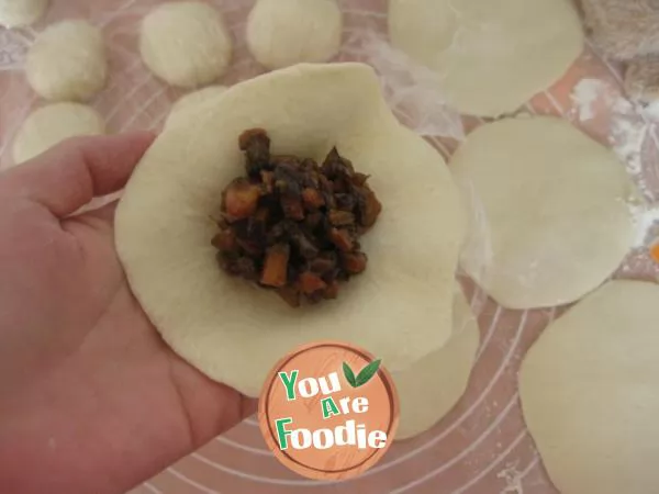 Steamed pork bun with mushroom sauce