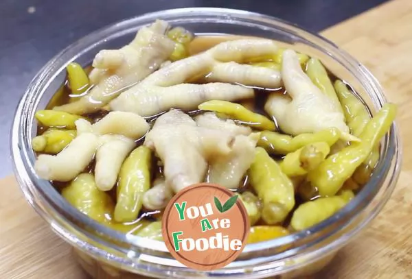 Smart food / eating an absolutely addictive chicken feet with pickled peppers