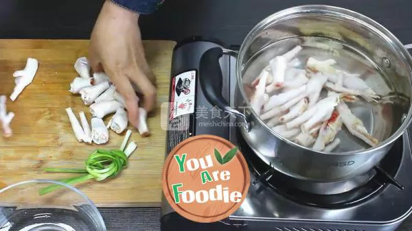 Smart food / eating an absolutely addictive chicken feet with pickled peppers