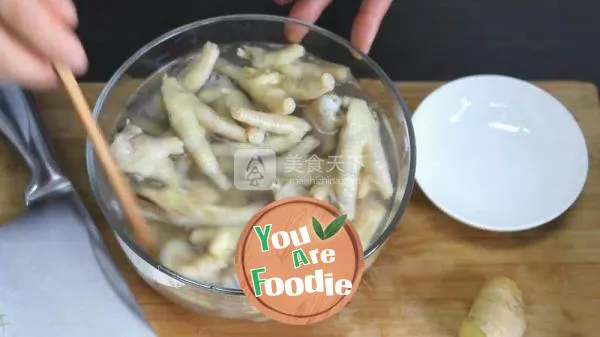 Smart food / eating an absolutely addictive chicken feet with pickled peppers