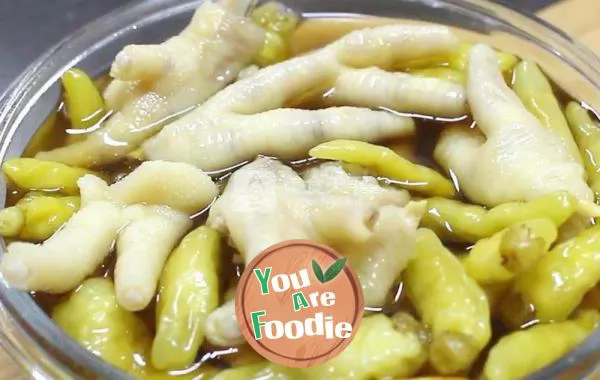 Smart food / eating an absolutely addictive chicken feet with pickled peppers