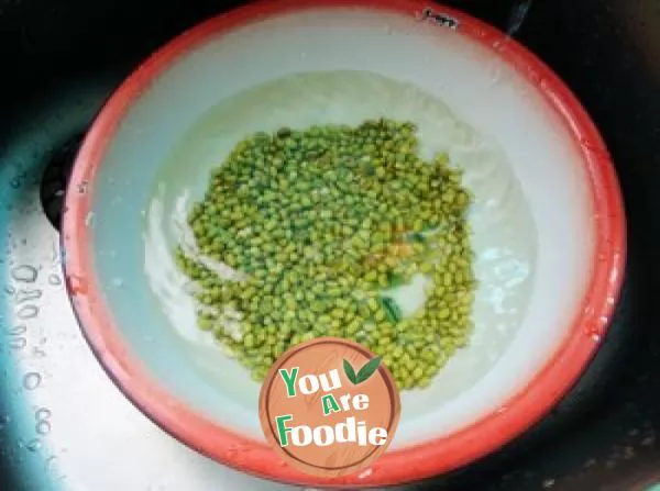 Mung bean and white gourd health soup