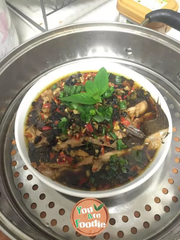 Steamed-fish-with-purple-perilla-and-chopped-pepper-in-soy-sauce