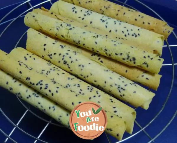 Black sesame egg roll