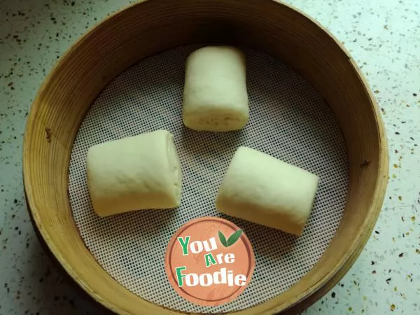 Steamed bread with milk and silver thread