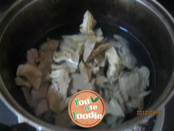 Braised pig feet with bamboo shoots