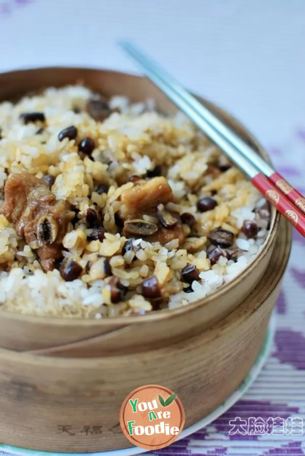 Steamed rice with pork ribs, red beans and glutinous rice
