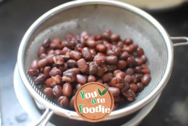 Steamed rice with pork ribs, red beans and glutinous rice