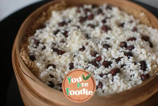 Steamed rice with pork ribs, red beans and glutinous rice