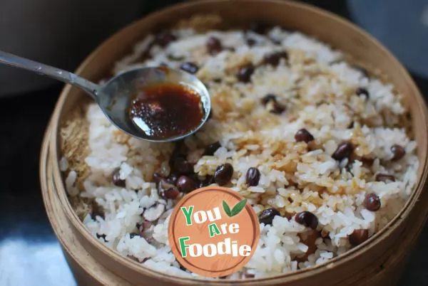 Steamed rice with pork ribs, red beans and glutinous rice
