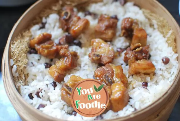Steamed rice with pork ribs, red beans and glutinous rice