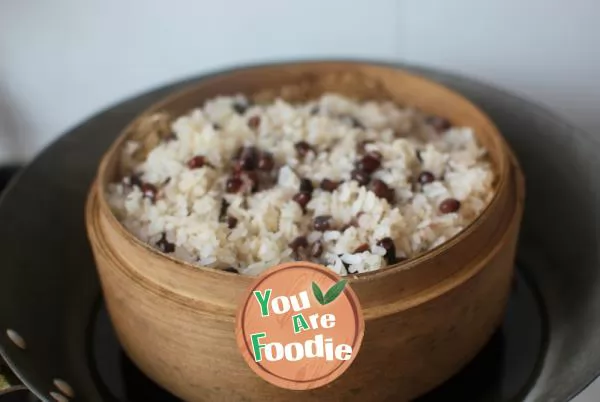 Steamed rice with pork ribs, red beans and glutinous rice