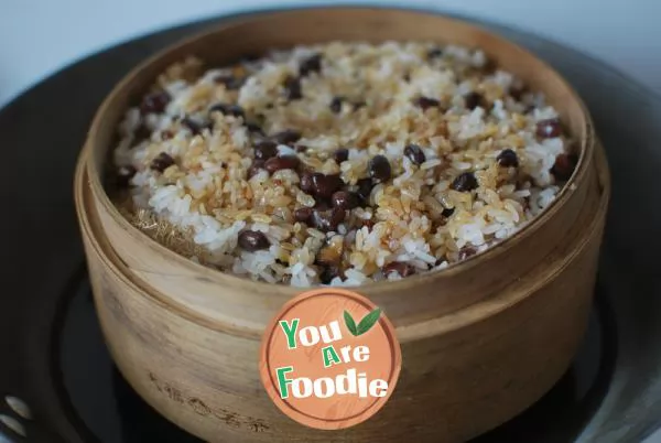 Steamed rice with pork ribs, red beans and glutinous rice