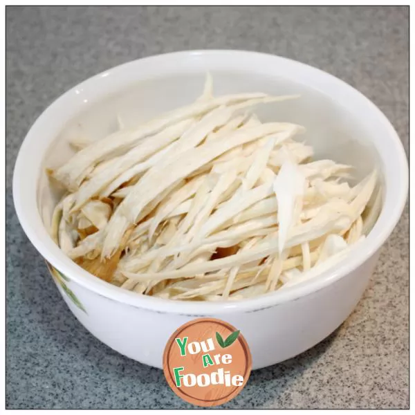 Microwave oven makes healthy, simple and delicious ----- stir fried hand shredded Pleurotus eryngii