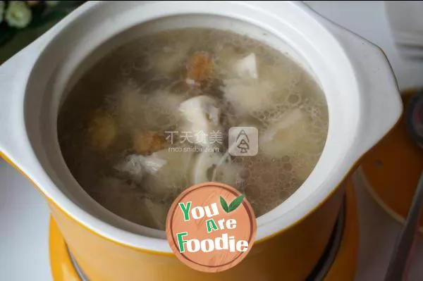 Cavity bone lotus root soup