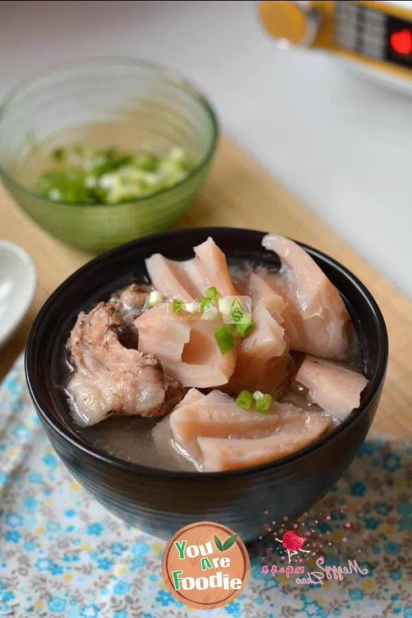 Cavity bone lotus root soup